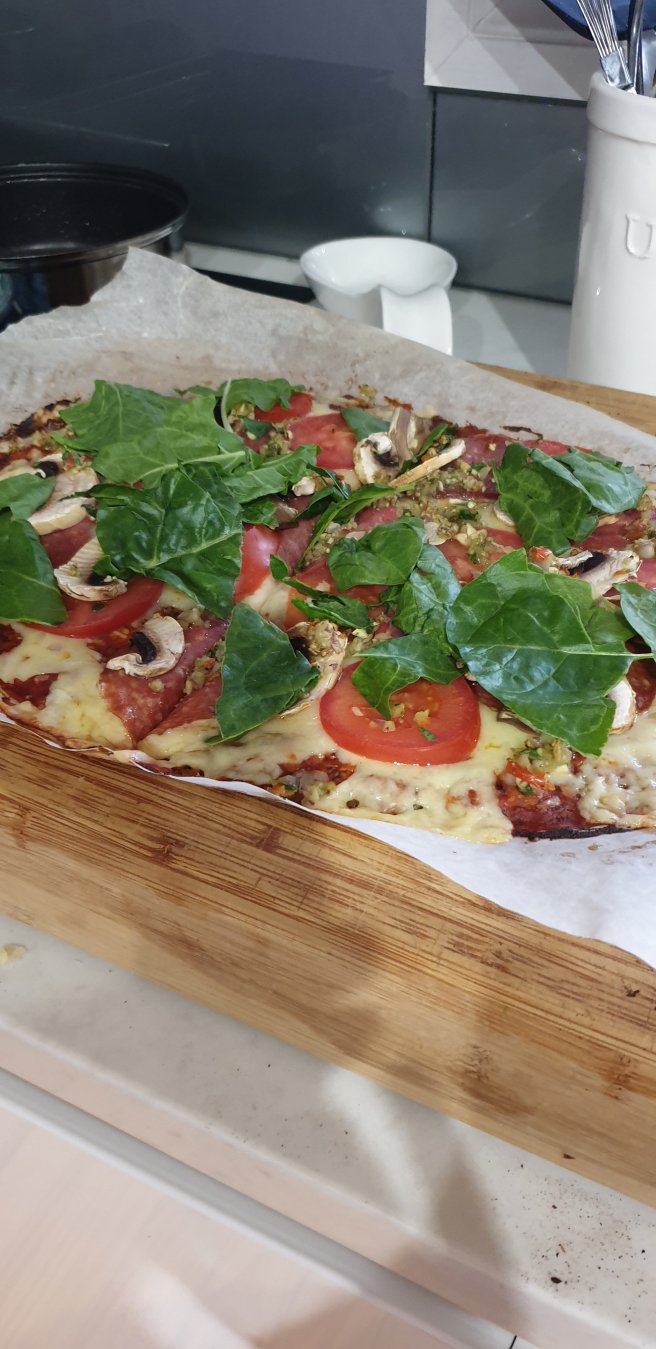 Pizza with chicken base, mushroom, tomato, salami, cheese & spinach 